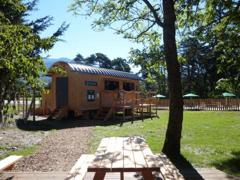 Camping Huttopia Bourg Saint Maurice Pipowagen verhuur 768x576