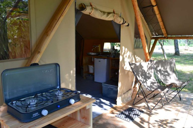 Camping Huttopia Bourg Saint Maurice lodgetenten verhuur 768x512