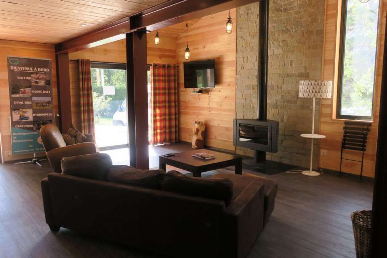Camping Huttopia Bourg Saint Maurice receptie 768x512
