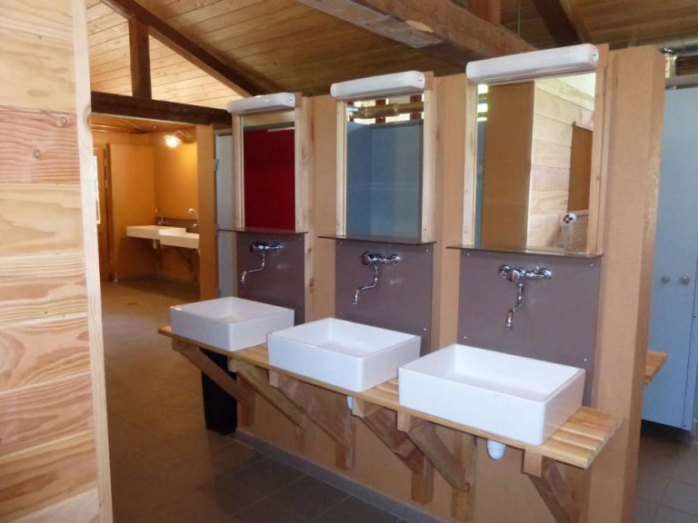 Camping Huttopia Bourg Saint Maurice sanitair 768x576