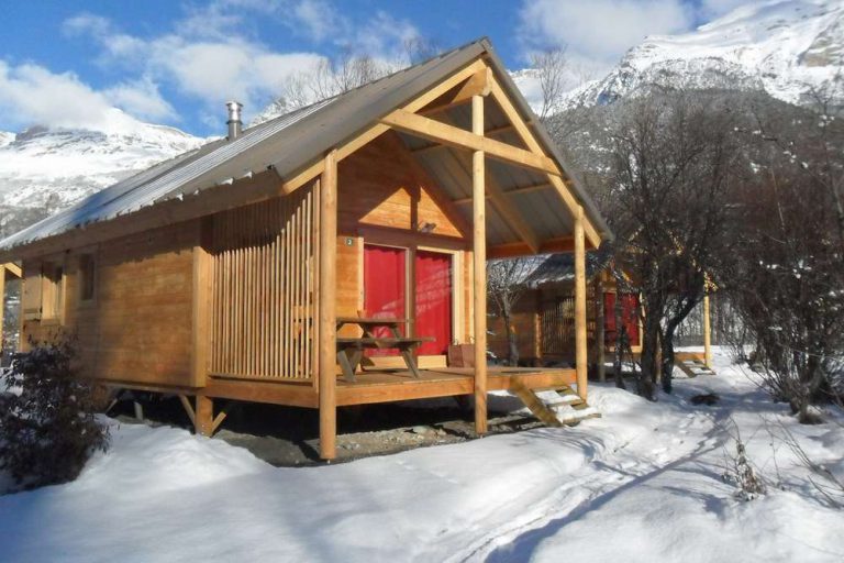 Camping Huttopia Bourg Saint Maurice wintersport chalet huren 768x512