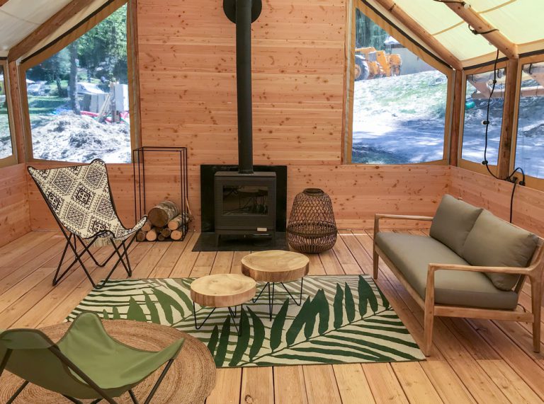 Camping Huttopia Bozel en Vanoise lodgetent met houtkachel 768x571