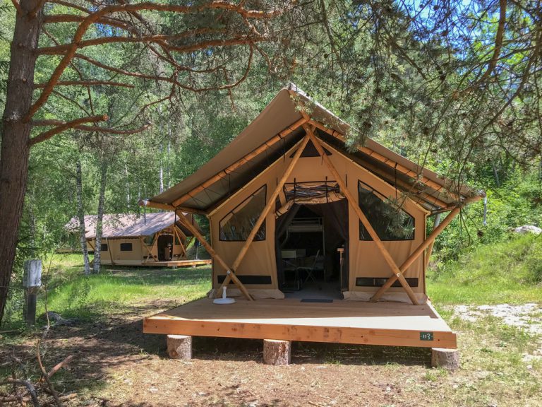 Camping Huttopia Bozel en Vanoise lodgetent verhuur 768x576