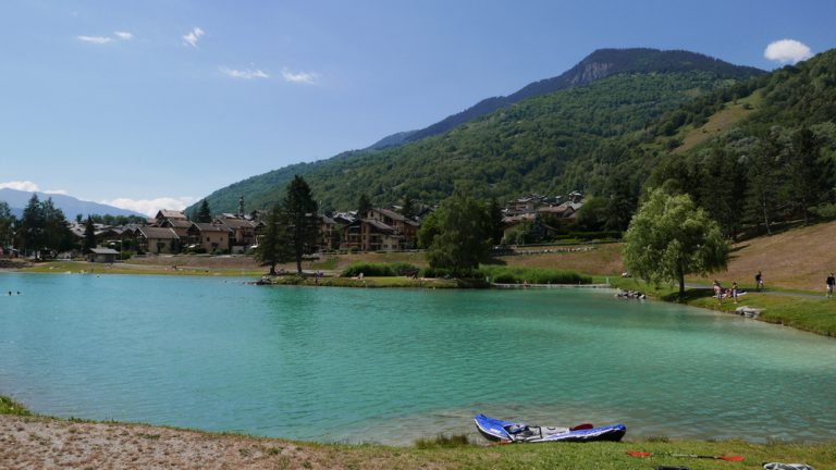 Camping Huttopia Bozel en Vanoise meer 768x432
