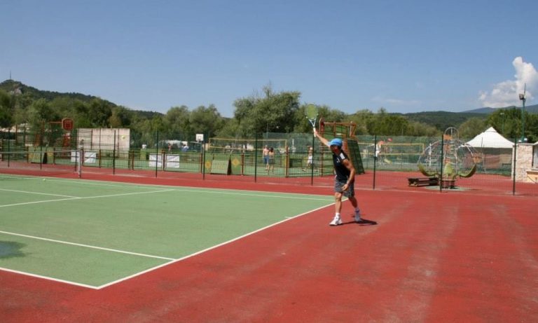 Camping L Hippocampe Volonne tennisbaan 768x461