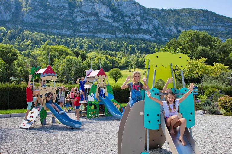 Camping L Ideal meer van Annecy speeltuin 768x512