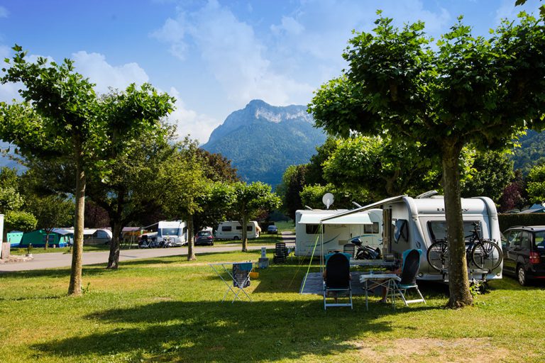 Camping L Ideal meer van Annecy staanplaatsen 768x512