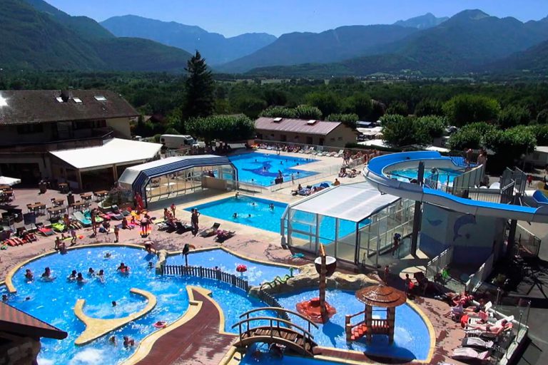 Camping L Ideal meer van Annecy zwembad 768x512