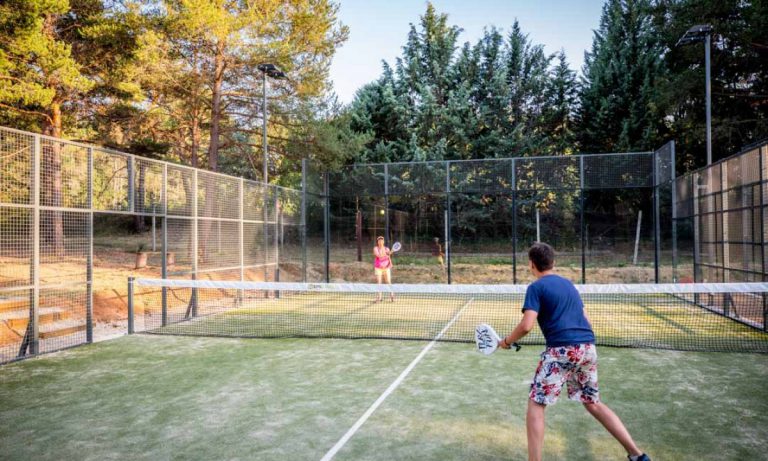 Camping La Farigoulette tennisbaan 768x461