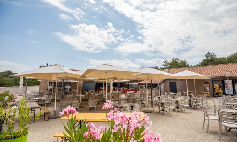 Camping La Farigoulette terras 768x461