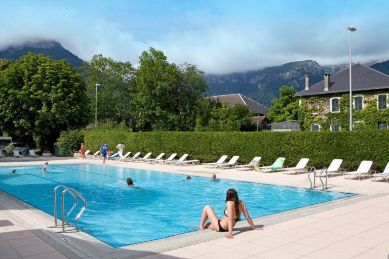 Camping La Ferme de la Serraz zwembad 2 768x512