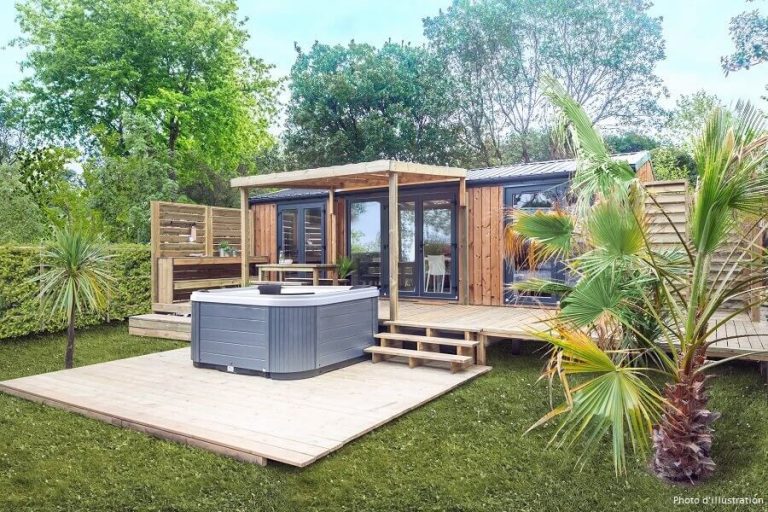 Camping La Grande Métairie Bretagne stacaravan met jacuzzi 768x512