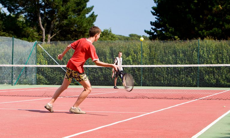 Camping La Grande Métairie Bretagne tennis 768x461