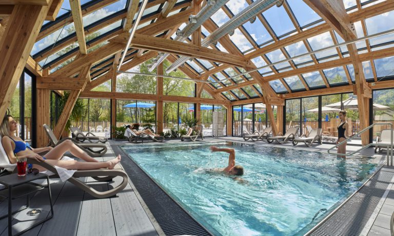 Camping La Nublière overdekt zwembad 768x461