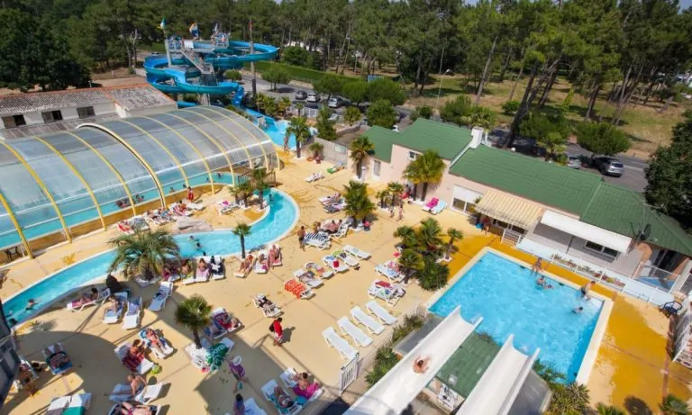 Camping La Pinède Palmyre zwembad overzicht 768x461