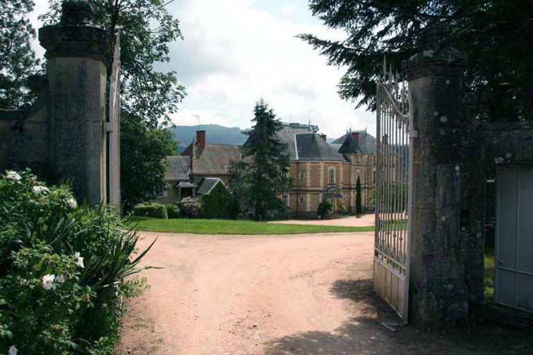 Camping Le Château de Montrouant entree 768x512
