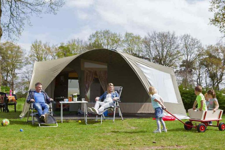 Camping Le Château de Montrouant lodgetenten verhuur 768x512