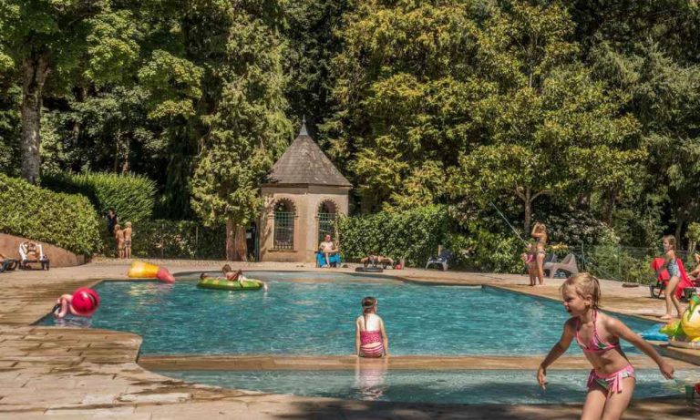 Camping Le Château de Montrouant zwembad 1 768x461