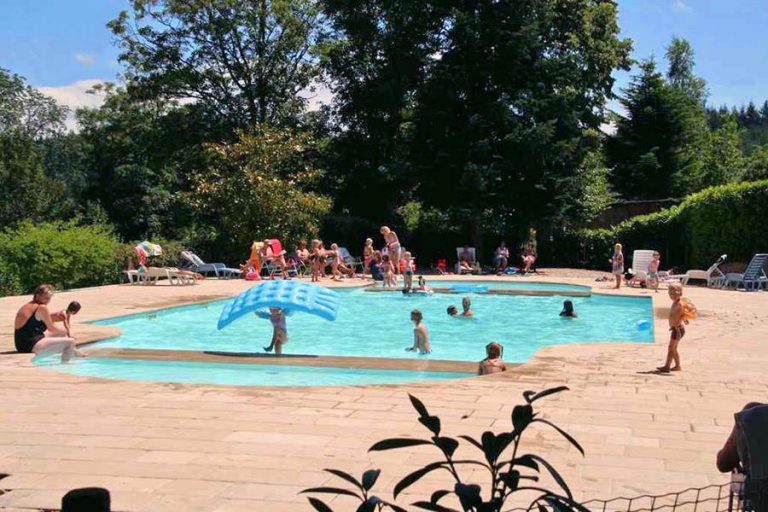 Camping Le Château de Montrouant zwembad 768x512