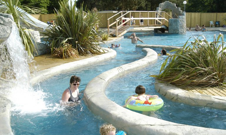 Camping Le Domaine de Léveno crazy river 768x461