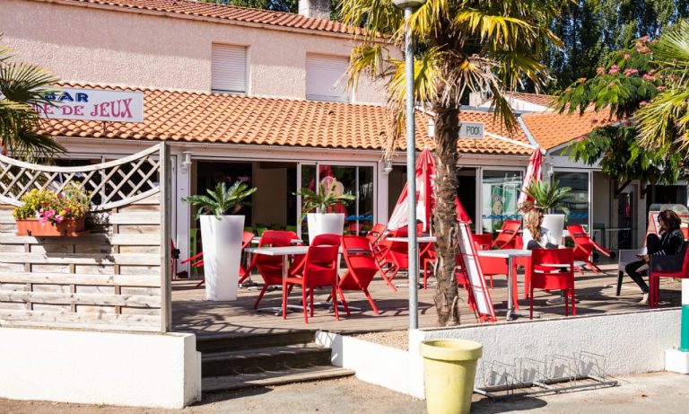 Camping Le Jard terras 768x461