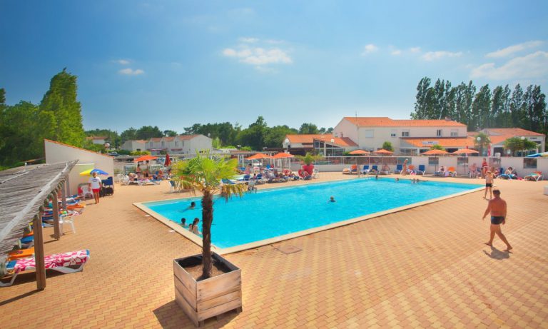 Camping Le Jard zwembad 768x461