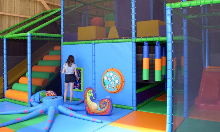 Camping Le Mané Guernehué indoor speeltuin 768x461