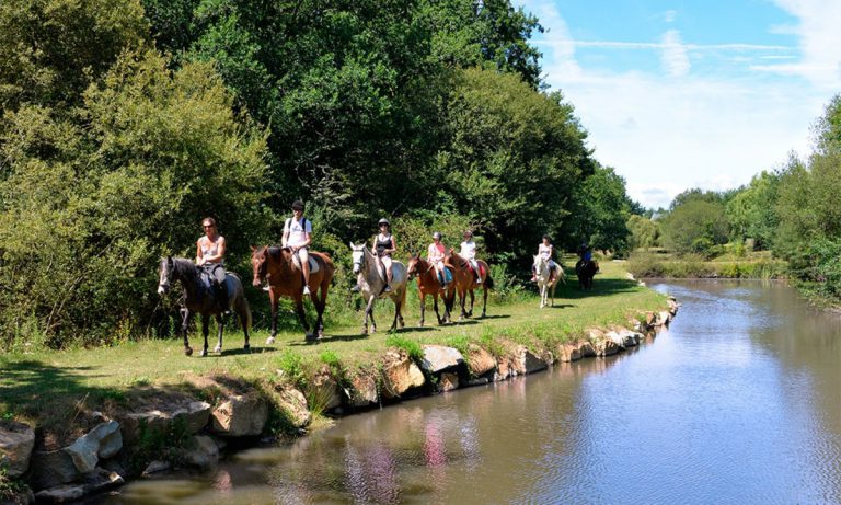Camping Le Mané Guernehué manege 768x461