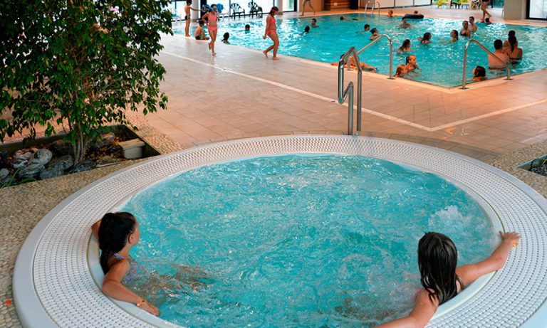 Camping Le Mané Guernehué overdekt zwembad 768x461