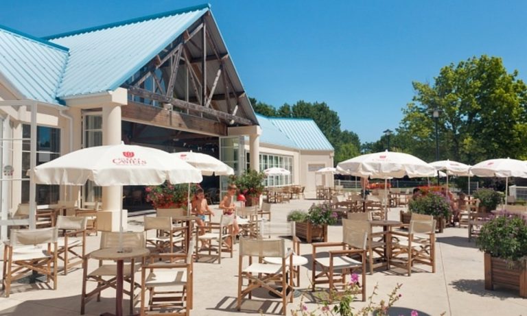 Camping Le Parc de Fierbois terras 768x461