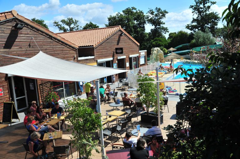 Camping Le Patisseau terras 768x511