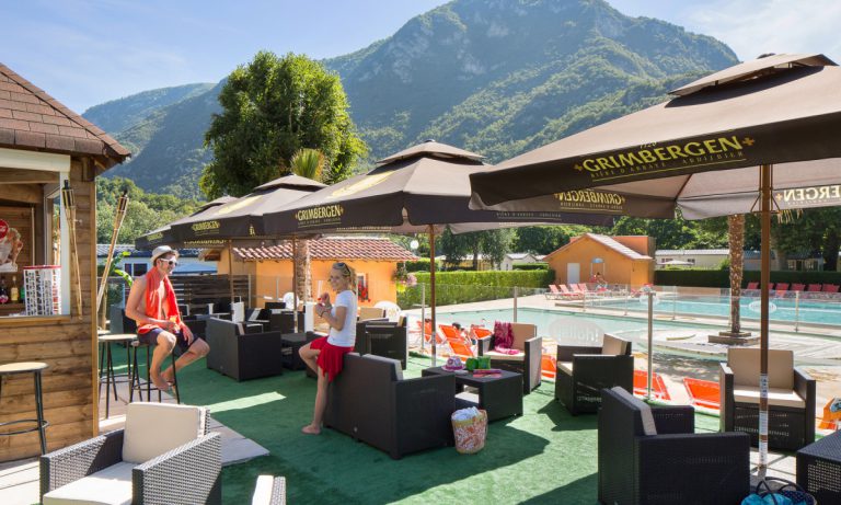 Camping Le Pré Lombard terras 768x461