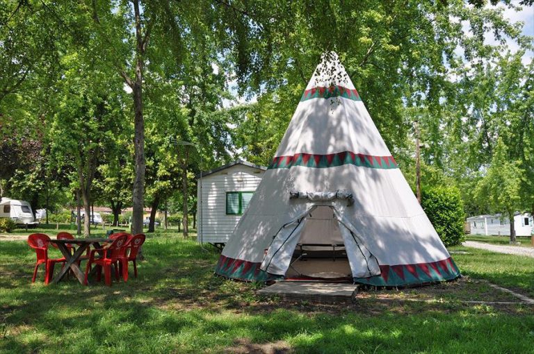 Camping Le Ranch des Volcans tipi 768x510