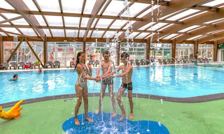 Camping Le Ranolien overdekt zwembad 768x461