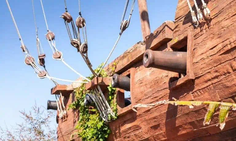 Camping Le Village Corsaire des 2 Plages piratenschip 2 768x461