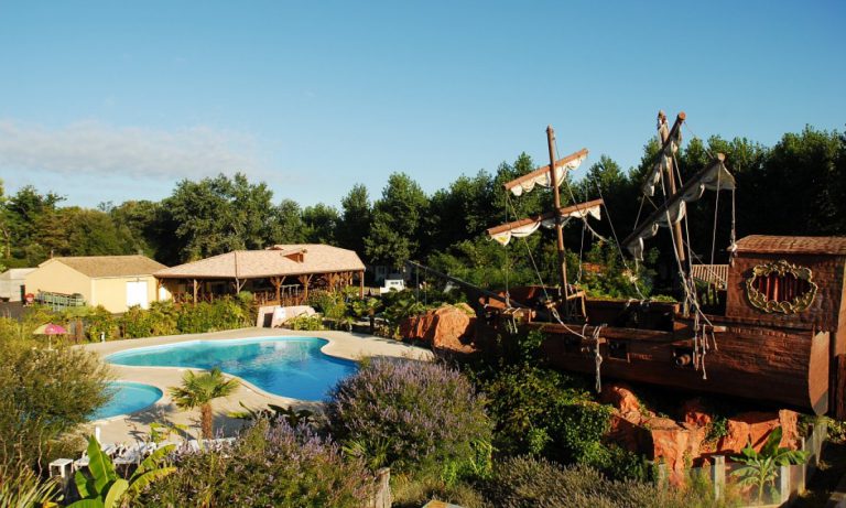 Camping Le Village Corsaire des 2 Plages piratenschip 768x461