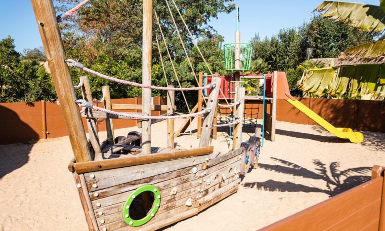 Camping Le Village Corsaire des 2 Plages speeltuin 2 768x461