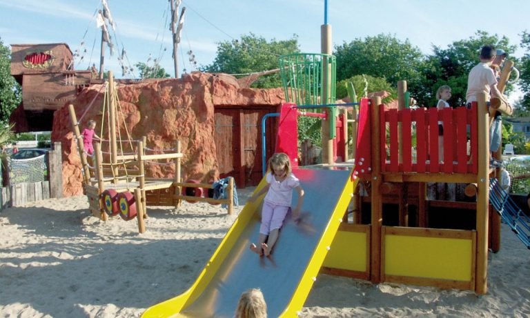 Camping Le Village Corsaire des 2 Plages speeltuin 768x461