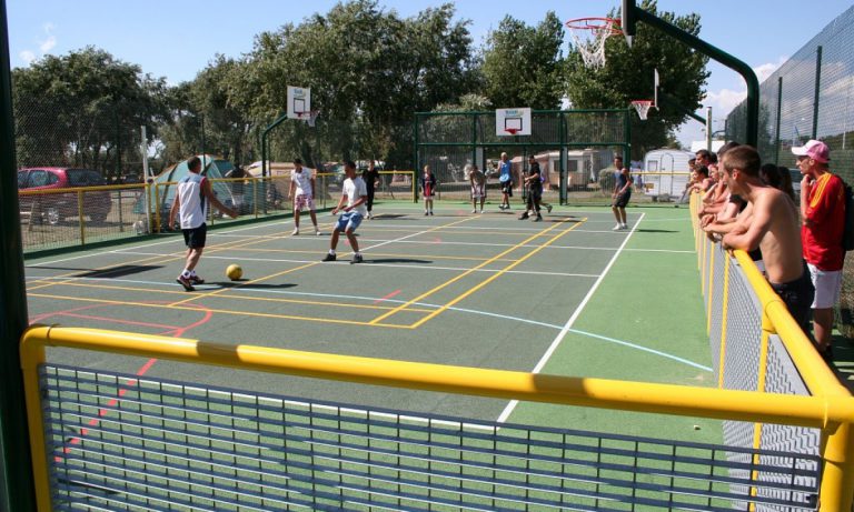Camping Le Village Corsaire des 2 Plages sportveld 768x461