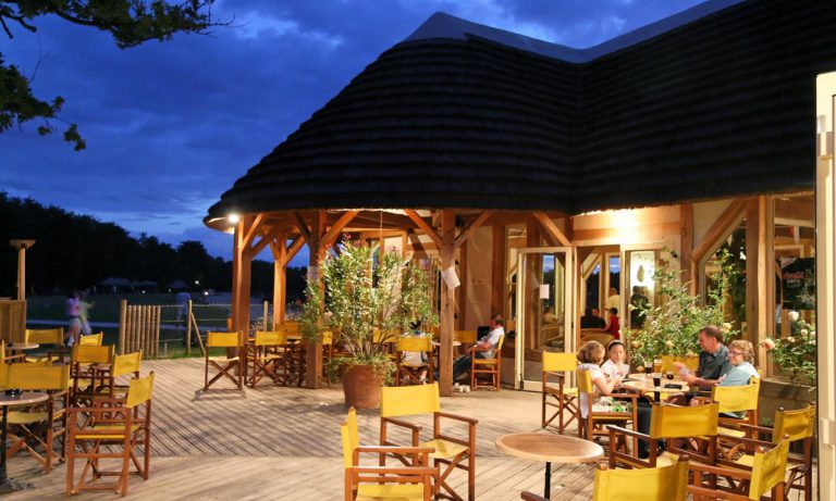 Camping Les Alicourts Resort terras 768x461
