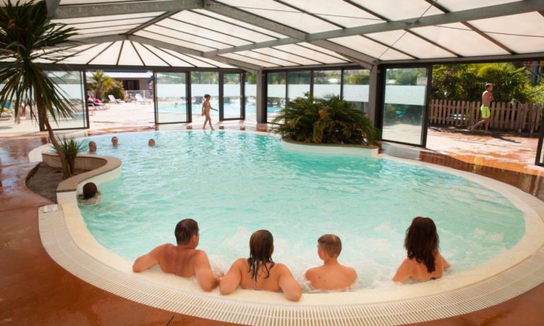 Camping Les Alizes overdekt zwembad 768x461