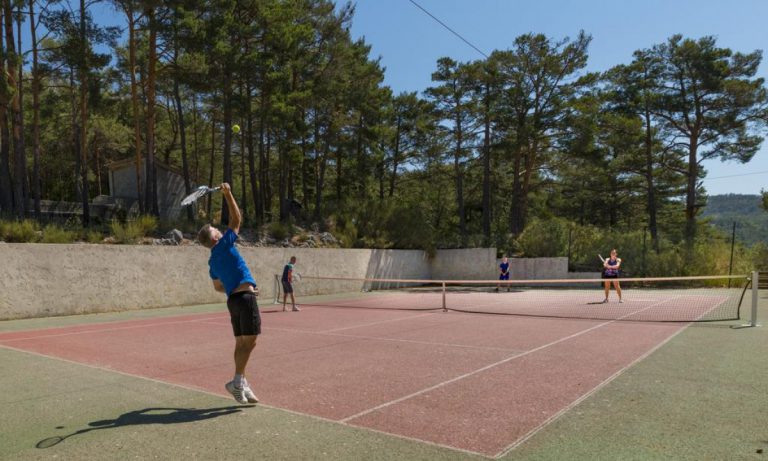 Camping Les Collines de Castellane tennisbaan 768x461