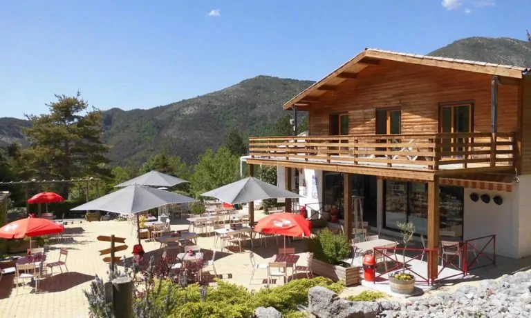 Camping Les Collines de Castellane terras 768x461