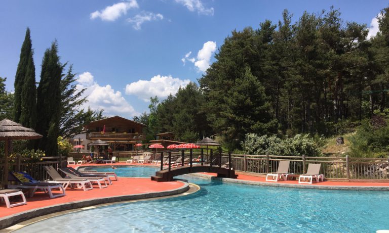 Camping Les Collines de Castellane zwembad 768x461