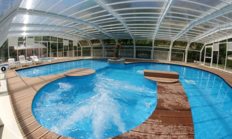 Camping Les Fontaines Lathuile overdekt zwembad 768x461