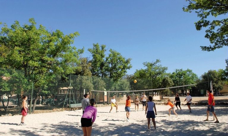 Camping Les Lacs du Verdon volleybal 768x461