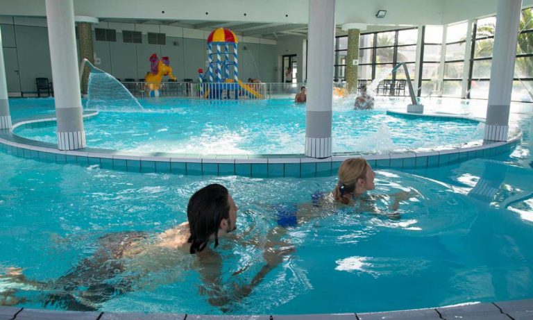 Camping Les Mouettes Bretagne binnenbad 768x461