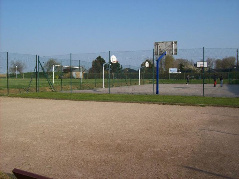 Camping Les Mouettes Veules Les Roses sportveld 768x575