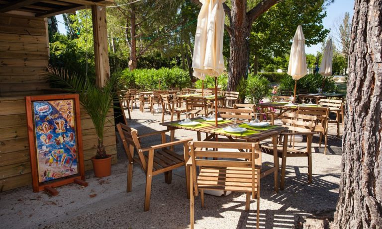 Camping Les Rives du Luberon terras 768x461