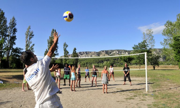 Camping Les Rives du Luberon volleybal 768x461